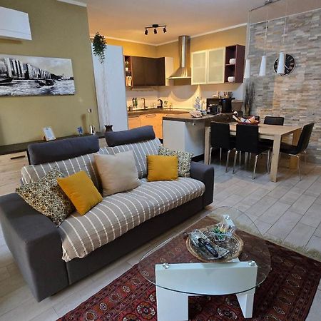 Varese Prime - Large Independent Apartment, Air Conditioning, 2 Bathrooms, 2 Free Covered Parking Spaces, No Restricted Traffic Zone, Train Station 100M, Theatre 150M, Historic City Centre エクステリア 写真