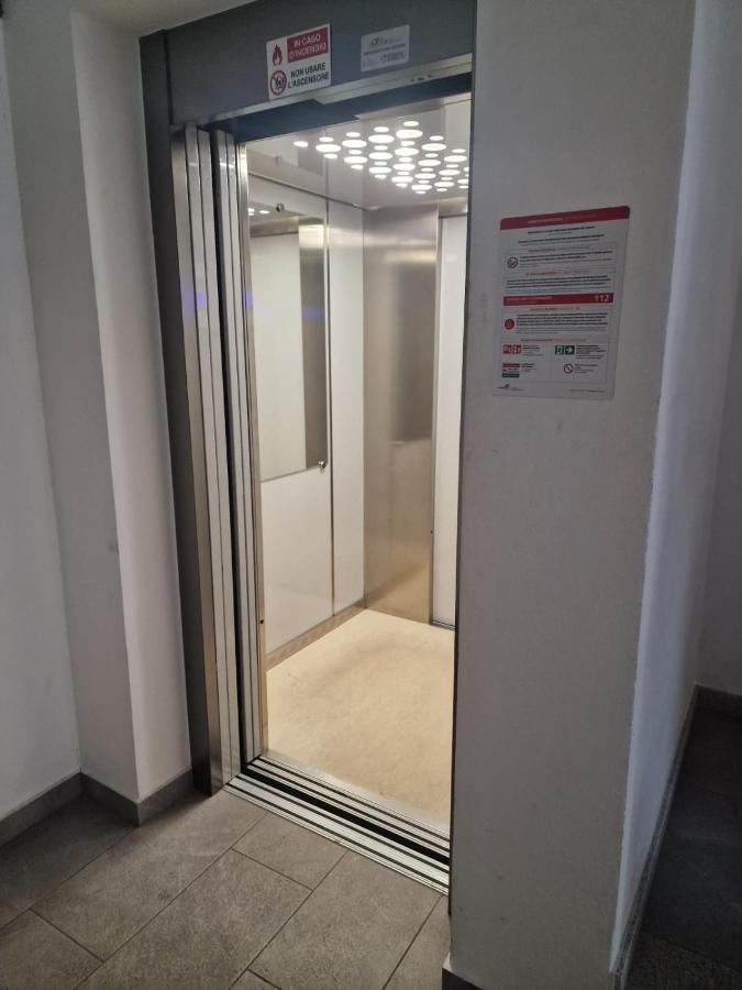 Varese Prime - Large Independent Apartment, Air Conditioning, 2 Bathrooms, 2 Free Covered Parking Spaces, No Restricted Traffic Zone, Train Station 100M, Theatre 150M, Historic City Centre エクステリア 写真
