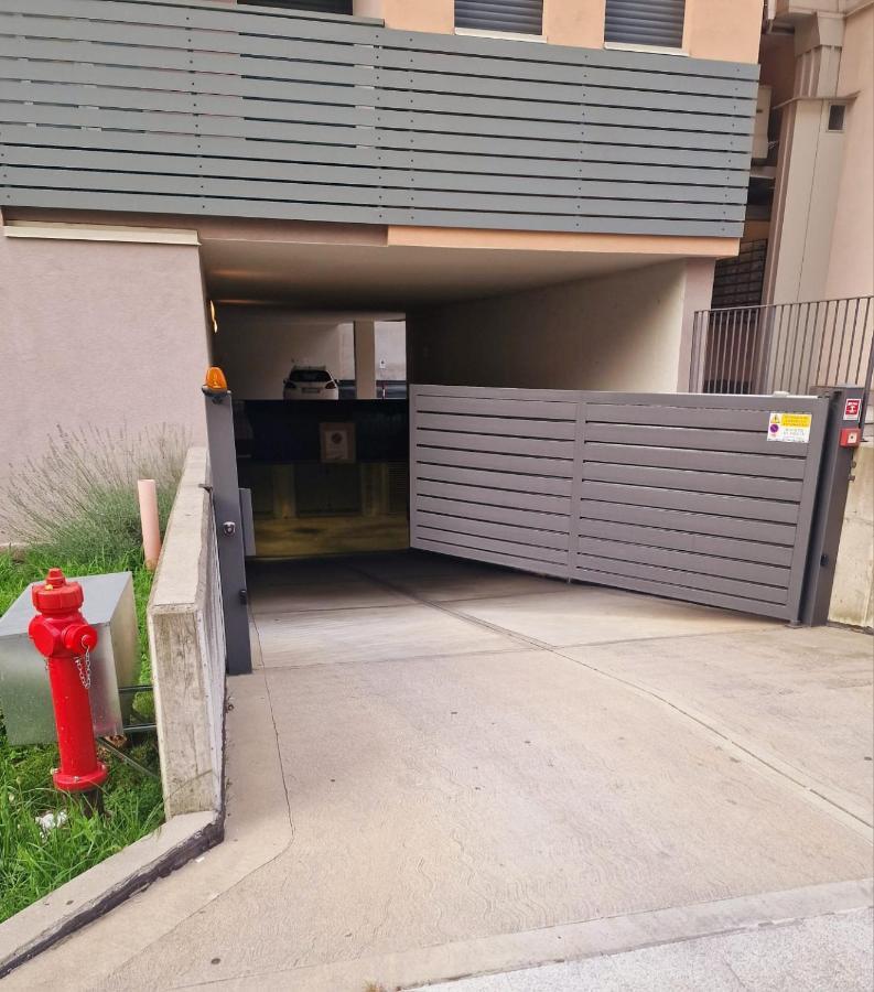 Varese Prime - Large Independent Apartment, Air Conditioning, 2 Bathrooms, 2 Free Covered Parking Spaces, No Restricted Traffic Zone, Train Station 100M, Theatre 150M, Historic City Centre エクステリア 写真