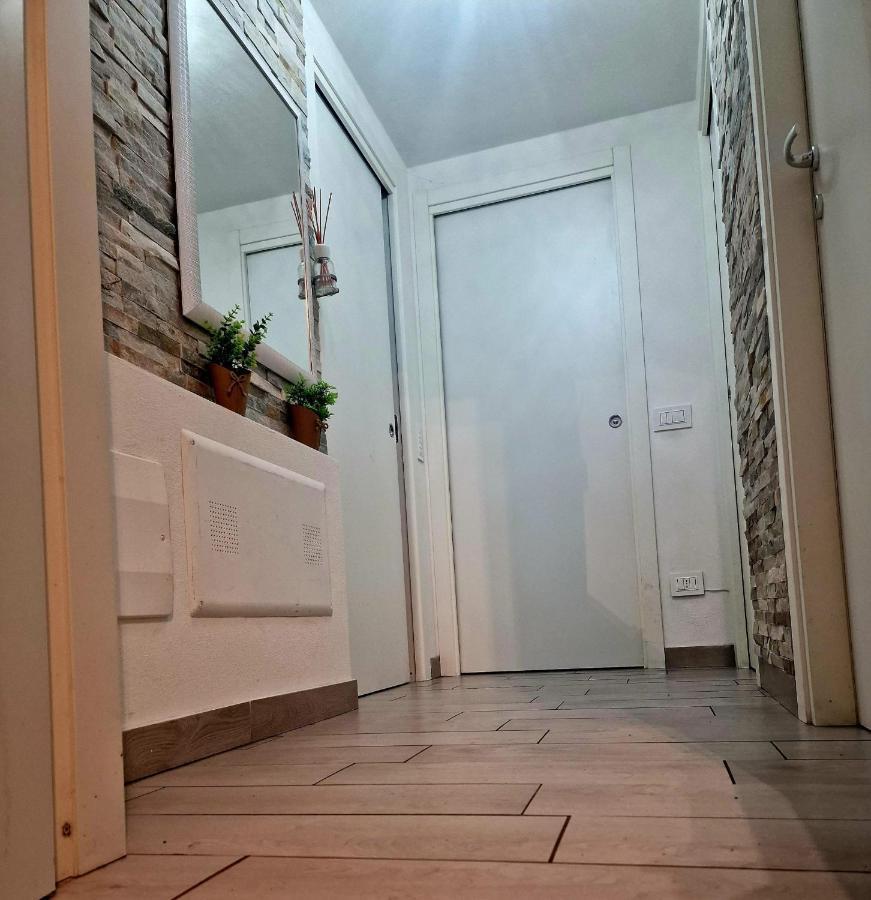 Varese Prime - Large Independent Apartment, Air Conditioning, 2 Bathrooms, 2 Free Covered Parking Spaces, No Restricted Traffic Zone, Train Station 100M, Theatre 150M, Historic City Centre エクステリア 写真