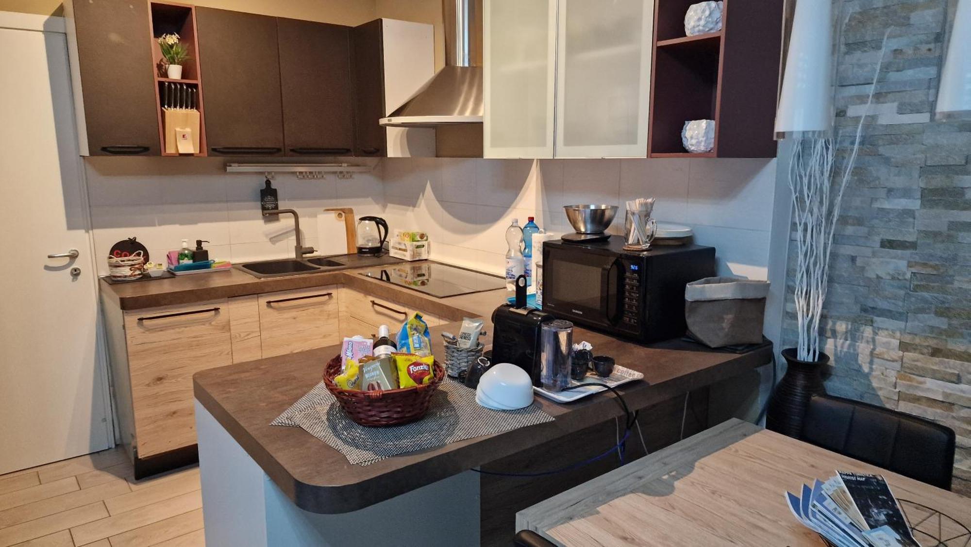 Varese Prime - Large Independent Apartment, Air Conditioning, 2 Bathrooms, 2 Free Covered Parking Spaces, No Restricted Traffic Zone, Train Station 100M, Theatre 150M, Historic City Centre エクステリア 写真