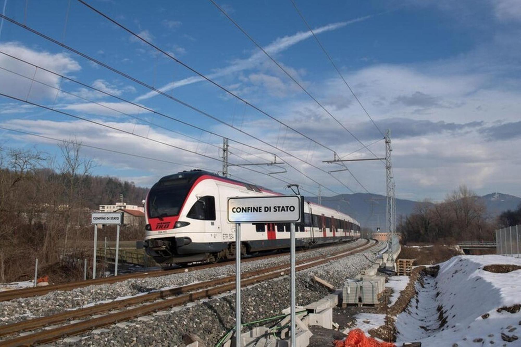 Varese Prime - Large Independent Apartment, Air Conditioning, 2 Bathrooms, 2 Free Covered Parking Spaces, No Restricted Traffic Zone, Train Station 100M, Theatre 150M, Historic City Centre エクステリア 写真