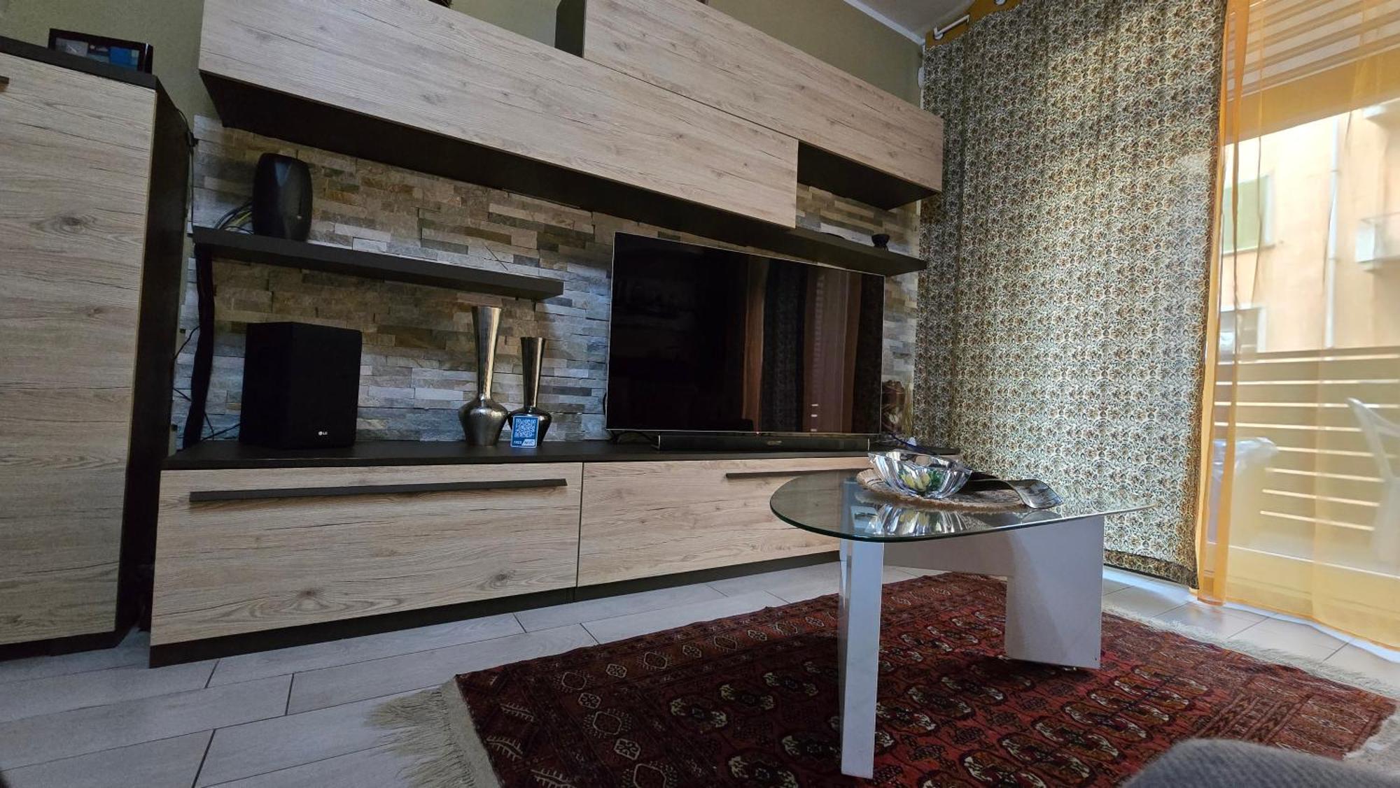 Varese Prime - Large Independent Apartment, Air Conditioning, 2 Bathrooms, 2 Free Covered Parking Spaces, No Restricted Traffic Zone, Train Station 100M, Theatre 150M, Historic City Centre エクステリア 写真