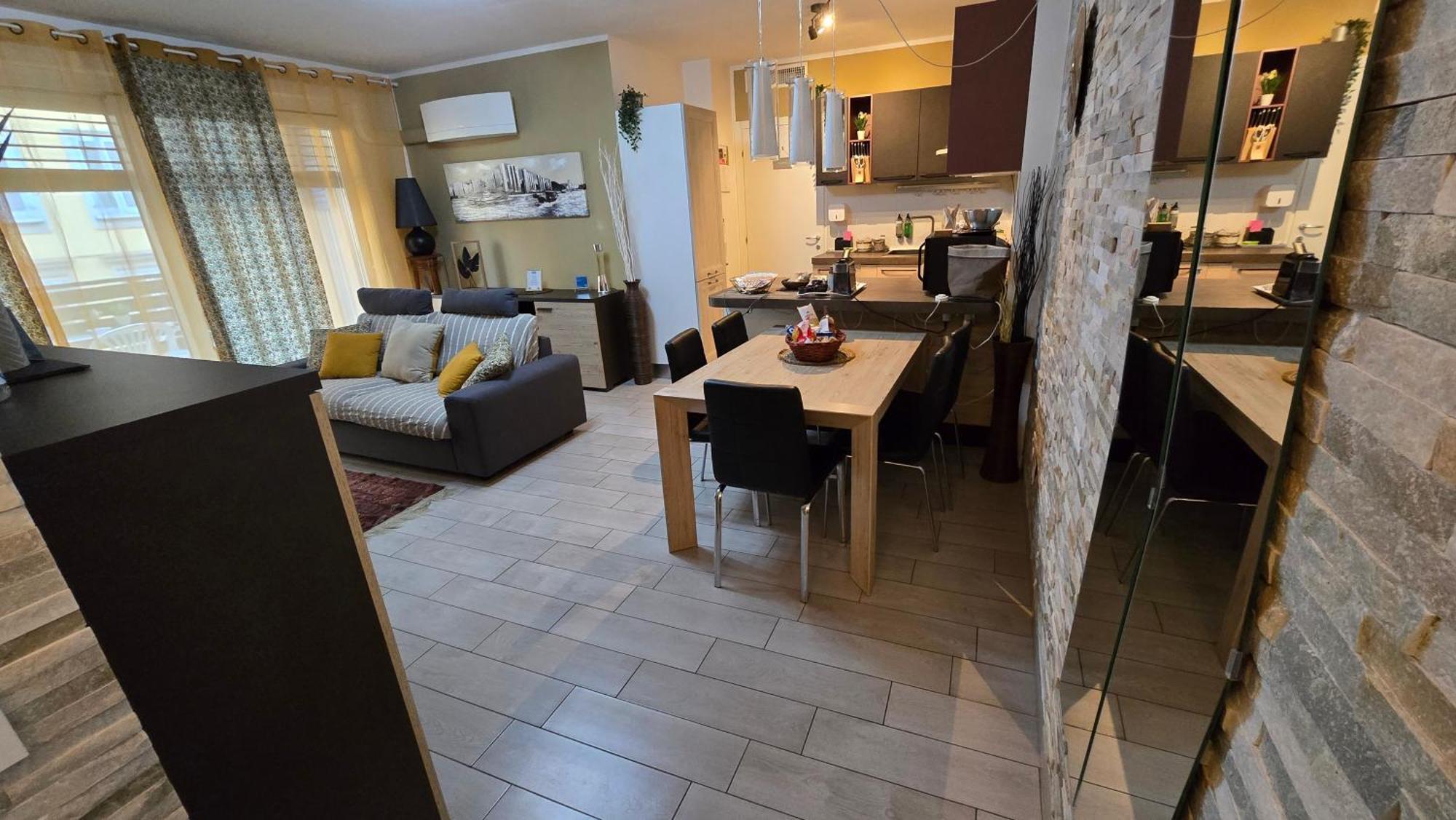 Varese Prime - Large Independent Apartment, Air Conditioning, 2 Bathrooms, 2 Free Covered Parking Spaces, No Restricted Traffic Zone, Train Station 100M, Theatre 150M, Historic City Centre エクステリア 写真
