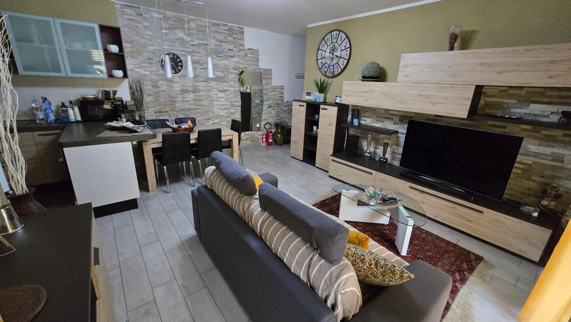 Varese Prime - Large Independent Apartment, Air Conditioning, 2 Bathrooms, 2 Free Covered Parking Spaces, No Restricted Traffic Zone, Train Station 100M, Theatre 150M, Historic City Centre エクステリア 写真