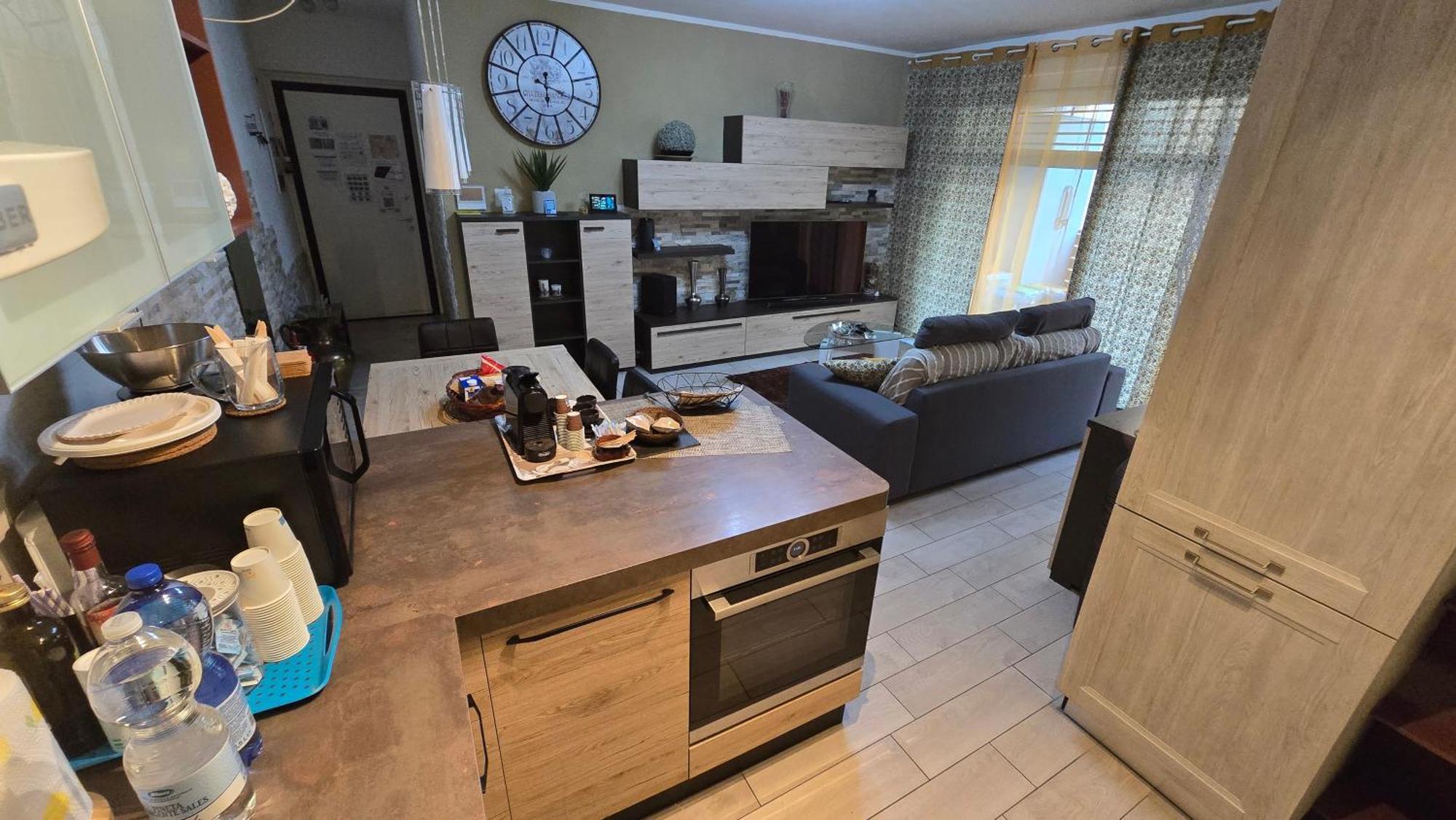 Varese Prime - Large Independent Apartment, Air Conditioning, 2 Bathrooms, 2 Free Covered Parking Spaces, No Restricted Traffic Zone, Train Station 100M, Theatre 150M, Historic City Centre エクステリア 写真