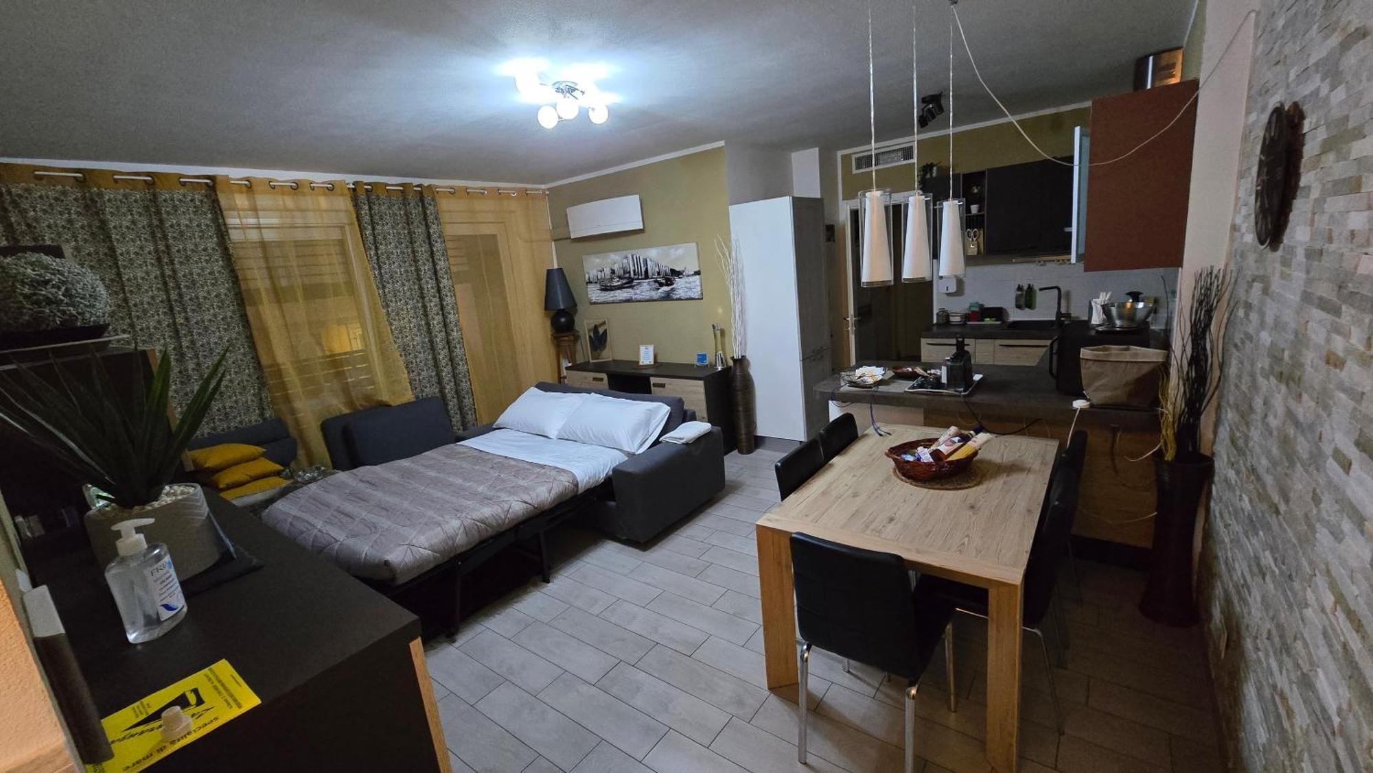 Varese Prime - Large Independent Apartment, Air Conditioning, 2 Bathrooms, 2 Free Covered Parking Spaces, No Restricted Traffic Zone, Train Station 100M, Theatre 150M, Historic City Centre エクステリア 写真