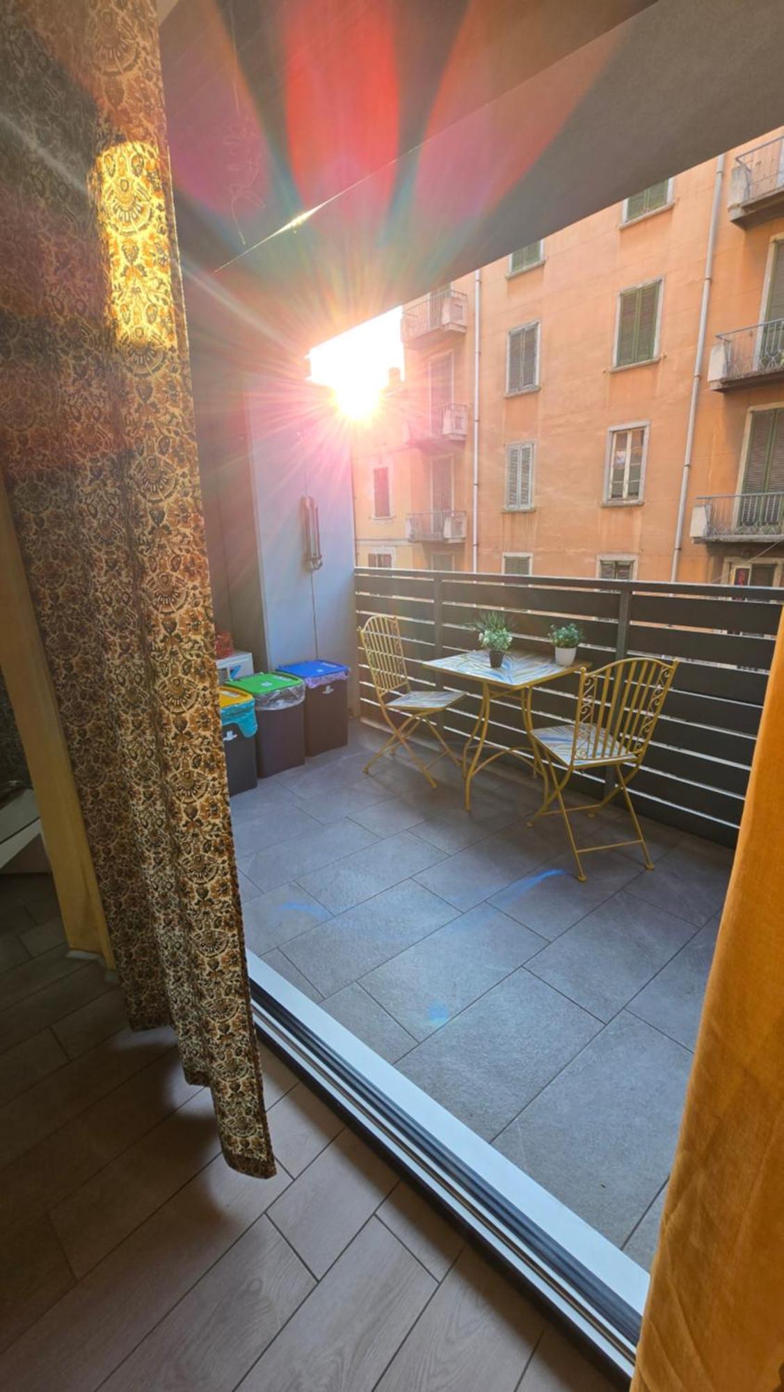 Varese Prime - Large Independent Apartment, Air Conditioning, 2 Bathrooms, 2 Free Covered Parking Spaces, No Restricted Traffic Zone, Train Station 100M, Theatre 150M, Historic City Centre エクステリア 写真